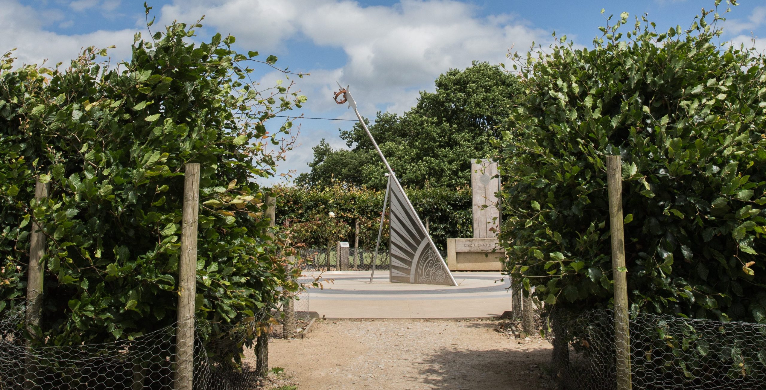 Sundial With Hedges Scaled Aspect Ratio 785 400